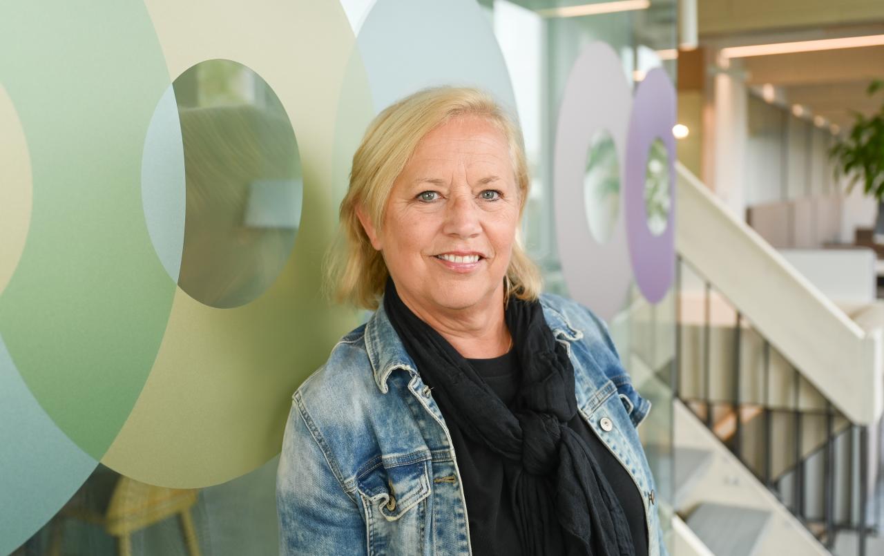 HR-ondersteuner Ans, vrouw met halflang blond haar, spijkerjasje en zwart shirt