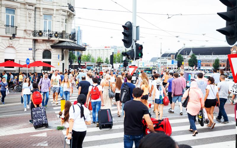 Straatbeeld in Amsterdam. Mensen op straat