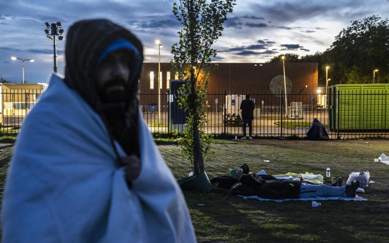 Het terrein in Ter Apel in de nacht, met mensen die op de grond slapen