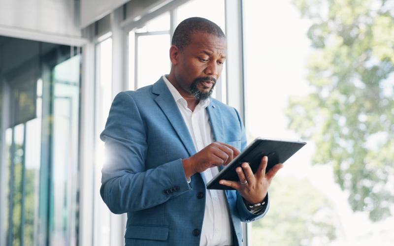 Zakenman is aan het werk op een tablet