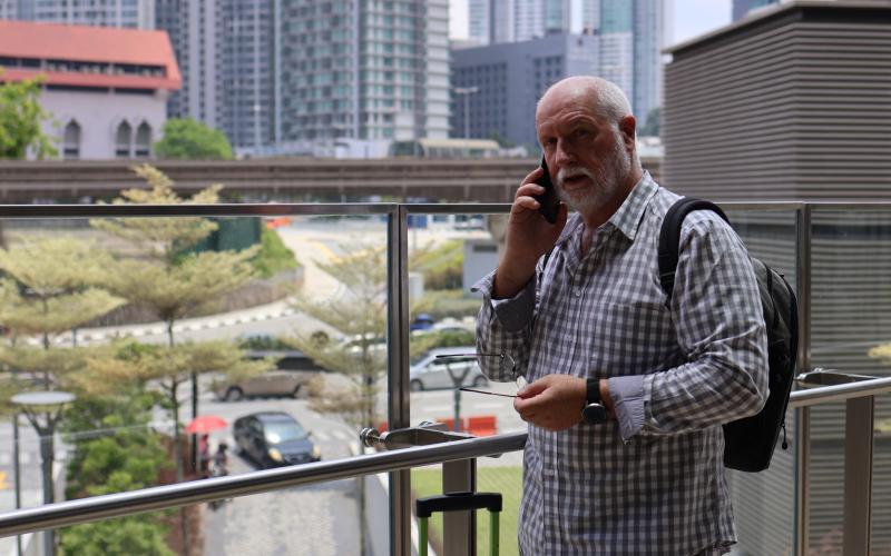 Man in Maleisië aan de telefoon  Man in Maleisië aan de telefoon