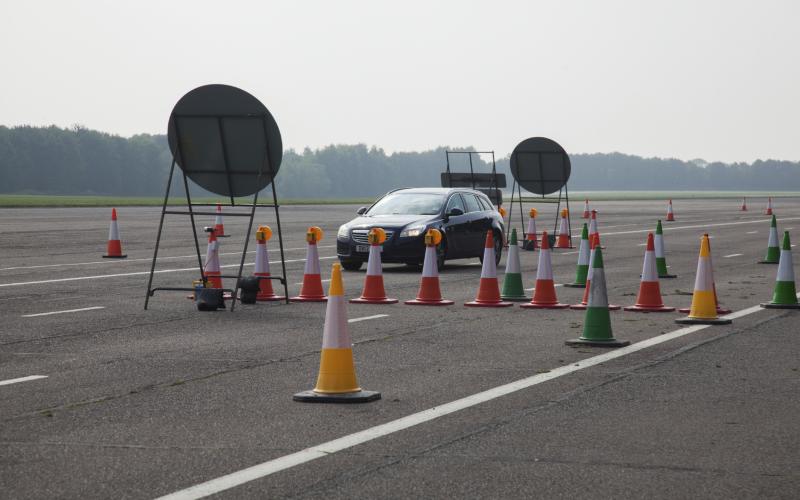 auto met pilonnen op de weg