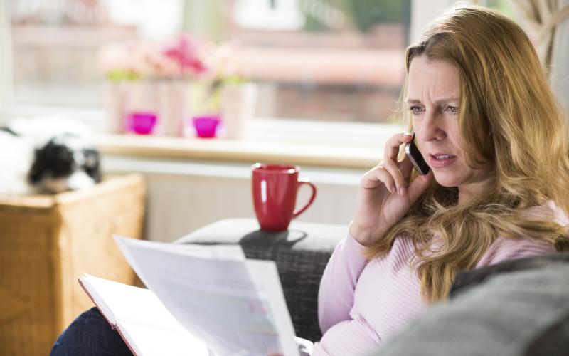 Foto van een vrouw aan de telefoon