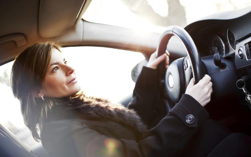 Vrouw achter het stuur in een auto