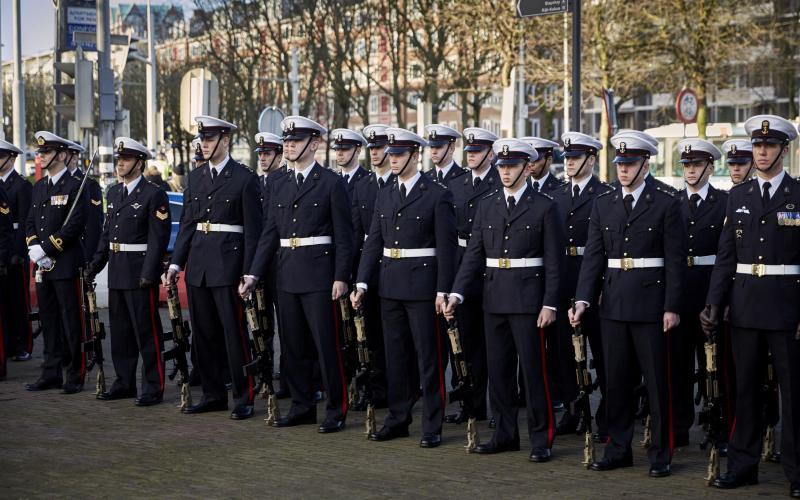 Het Korps Mariniers in uniform. Een groep van meer dan twintig marinier staan in twee rijen opgesteld.