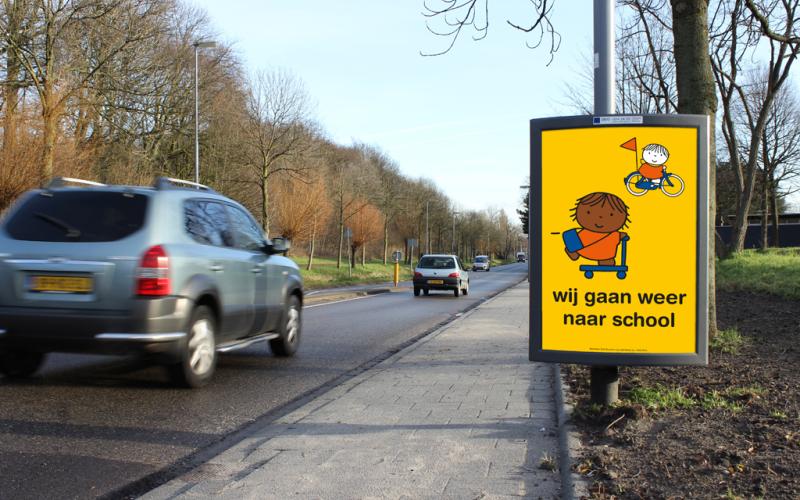 Foto van bord 'wij gaan weer naar school'