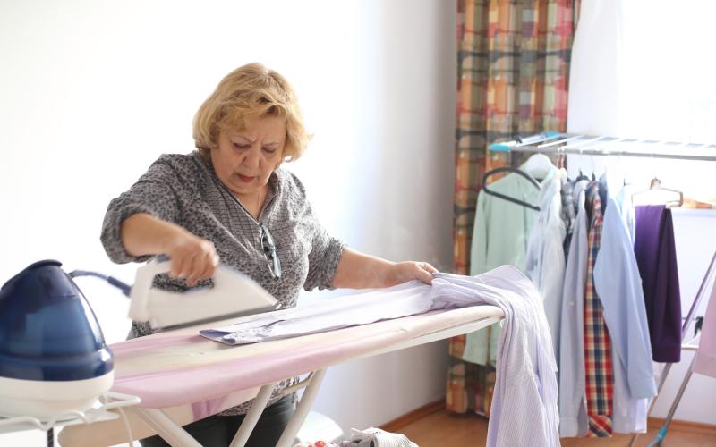 Foto van een vrouw die strijkt