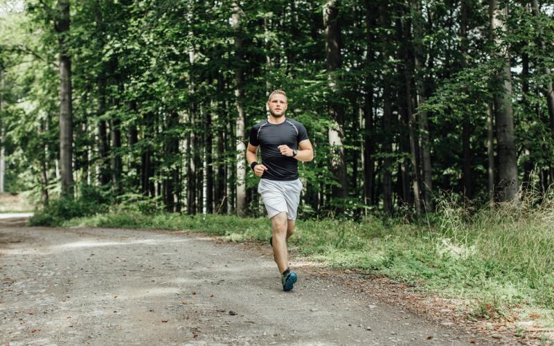 Foto van een man die hardloopt in het bos