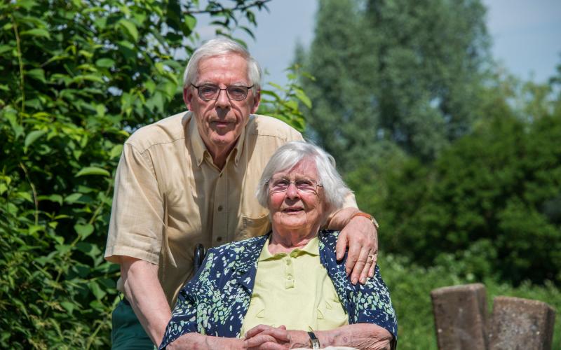 Foto van een mantelzorger en zijn vrouw