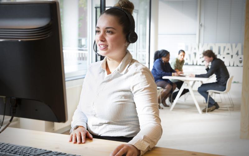 Medewerker Nationale ombudsman aan de telefoon op het Ombudsplein