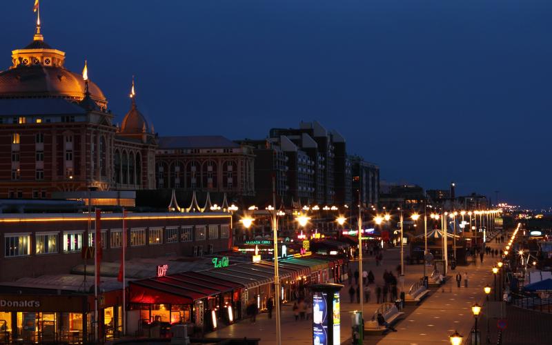 Foto van de boulevard van Scheveningen