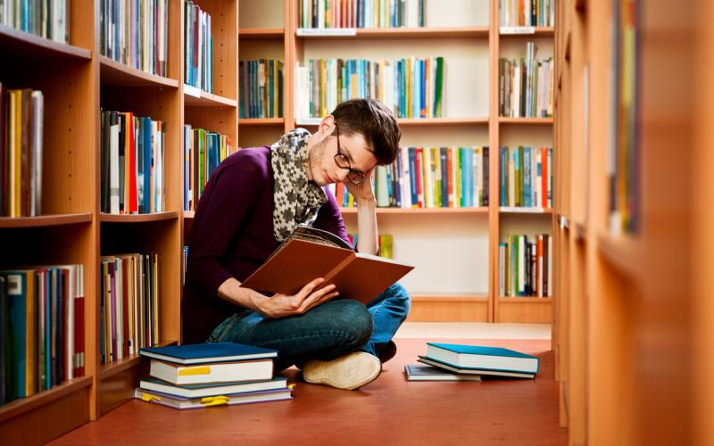 Foto van een jongen in de bibliotheek