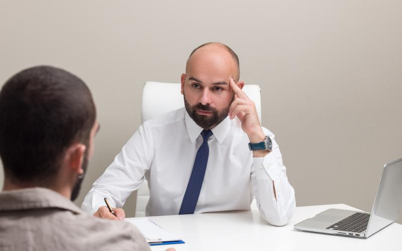 Twee mannen in overleg aan een bureau op kantoor