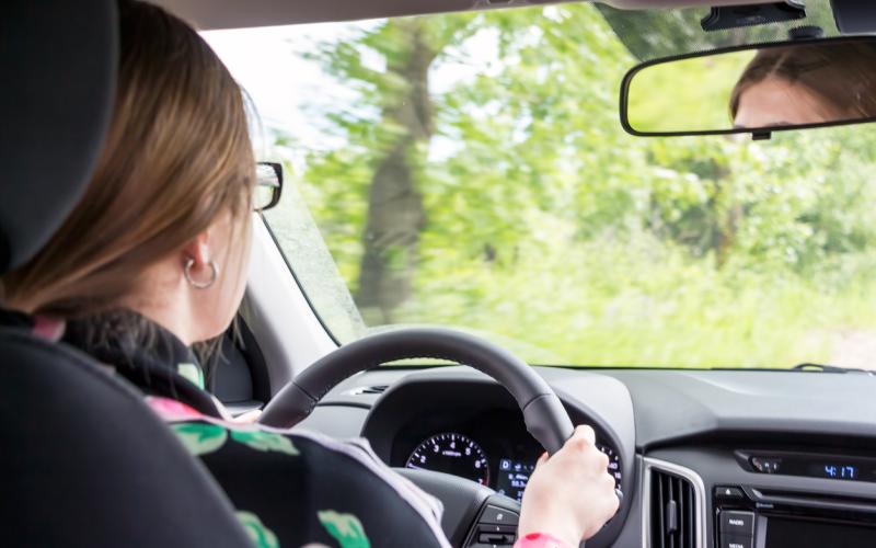 Foto van een vrouw in een auto