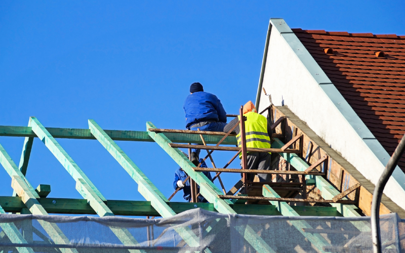 Twee mannen aan het werk met een aanbouw