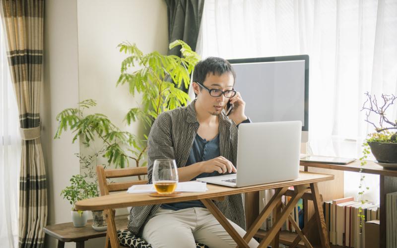 Foto van een Aziatische man aan de telefoon