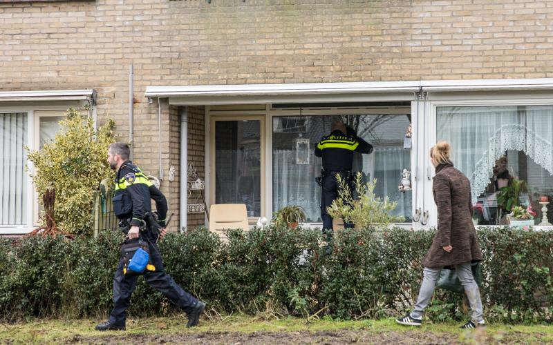 Politie bij een woning