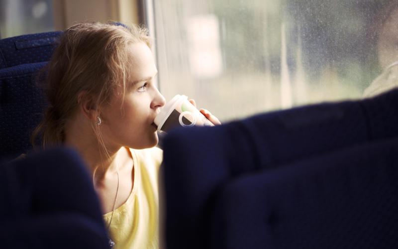 Foto van een vrouw in de trein