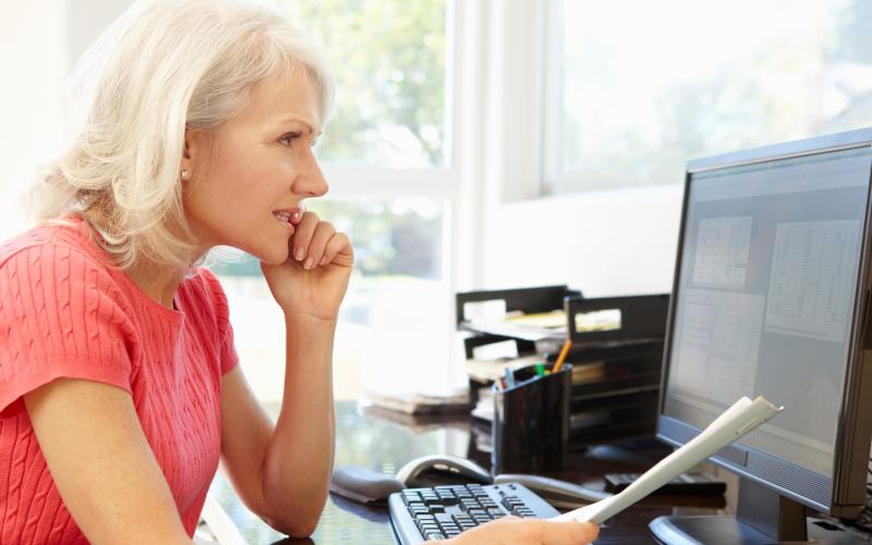 Vrouw met papieren en computer