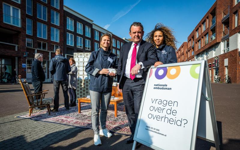 Foto van Reinier en medewerkers in mobiele huiskamer tijdens provincietour