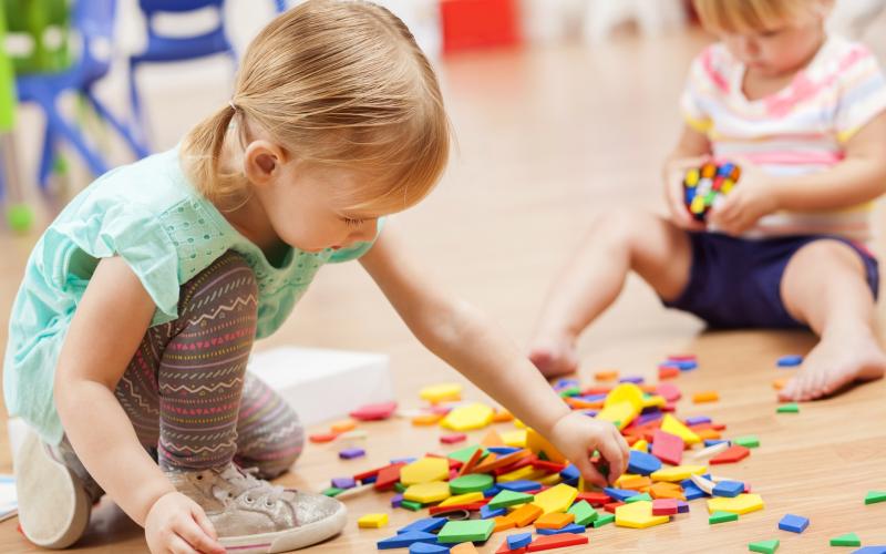 Kinderen spelen op de opvang met blokjes