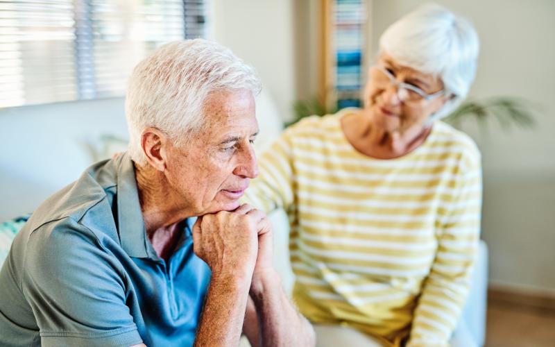 Man en vrouw zitten op de bank