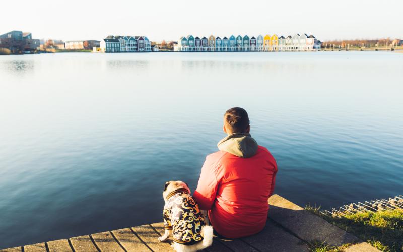 Man op steiger bij water