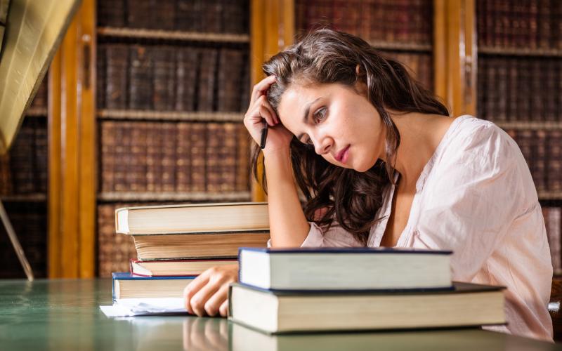 Student in bibliotheek