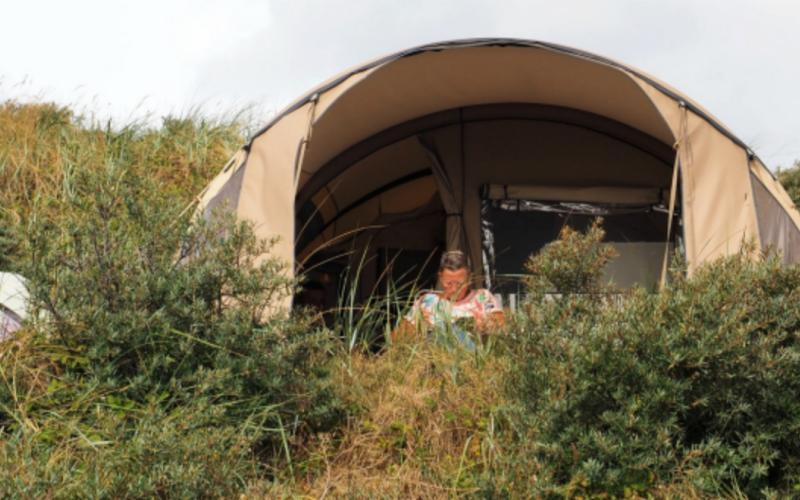 Vrouw kampeert in de duinen