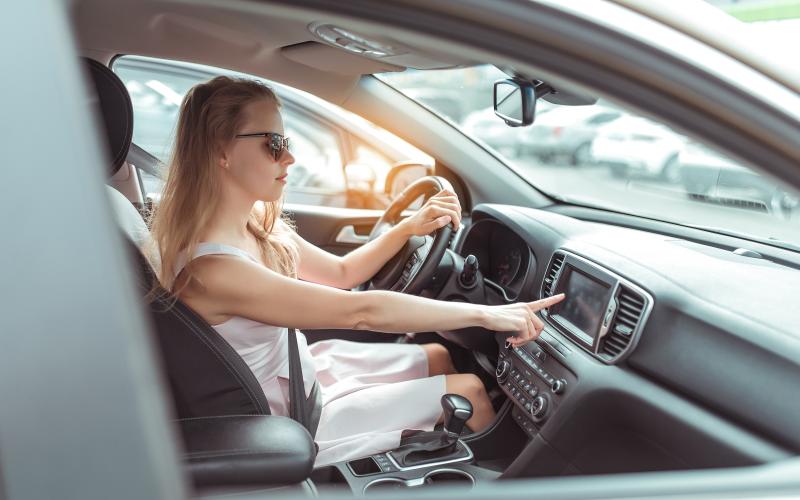 Vrouw in auto gebruikt boardcomputer