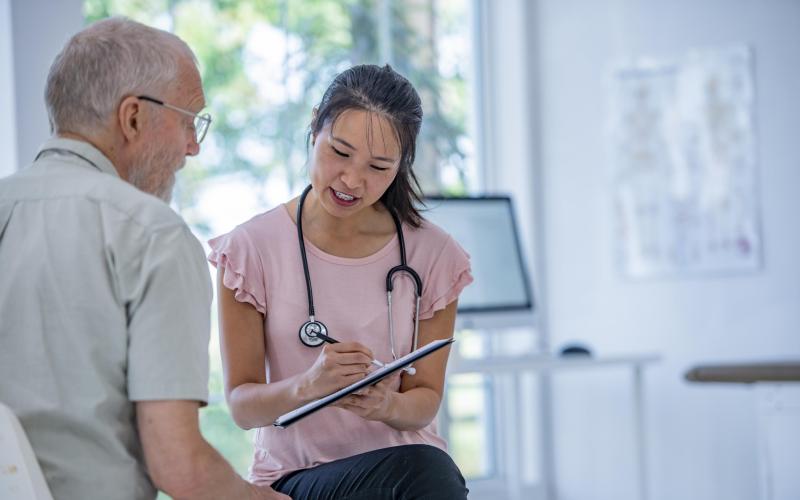 Dokter geeft uitleg aan patiënt 