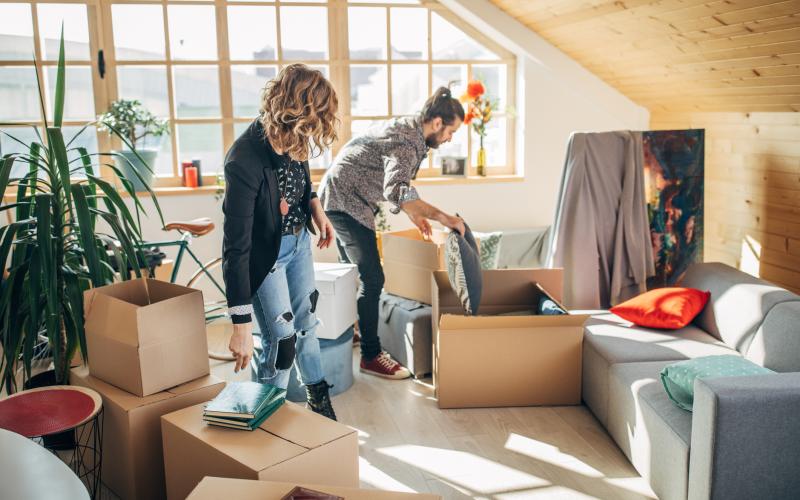 Stel in nieuw appartement tussen de verhuisdozen