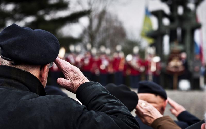 saluerende veteranen