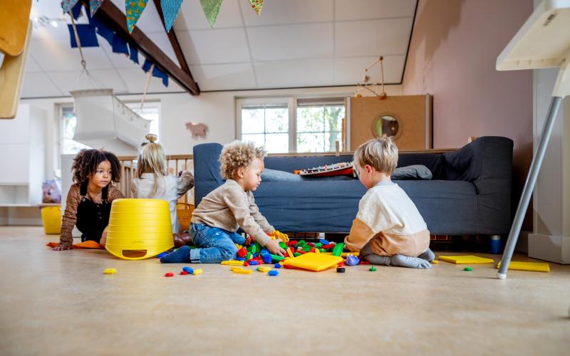 kinderen spelen samen bij de kinderopvang