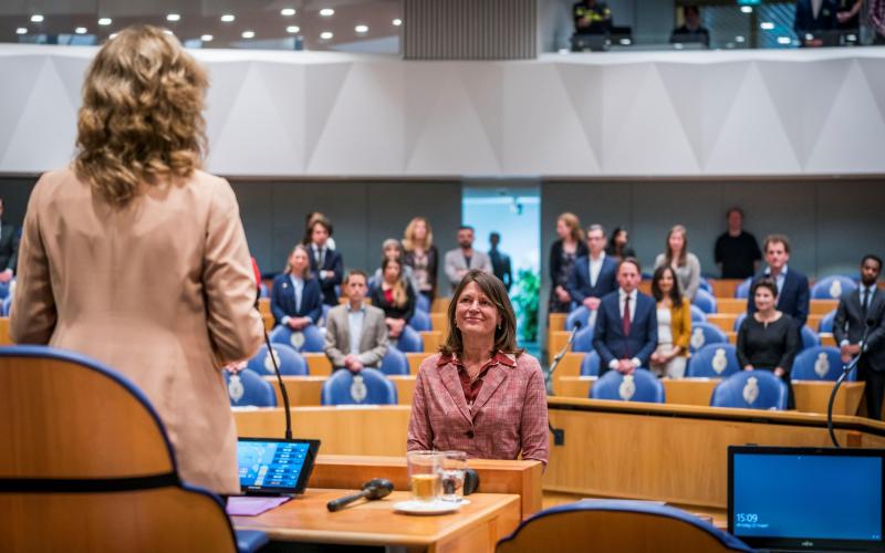 Margrite Kalverboer, vrouw met half lang bruin haar, zit in de Tweede Kamer en wordt beëdigd