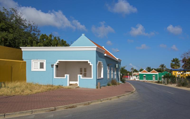 Een blauw huis in een straat in Bonaire