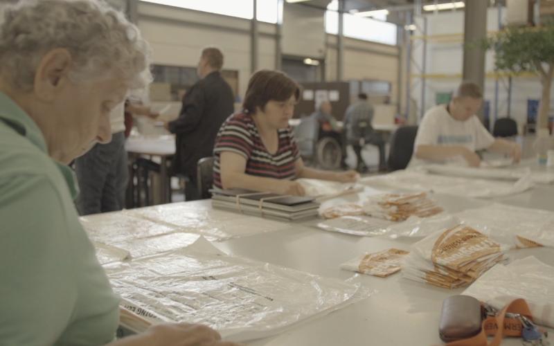 Foto van mensen aan het werk in een sociale werkvoorziening