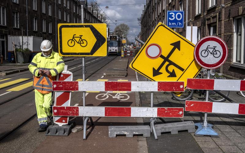 cover jaarverslag 2019: wegwerker op straat met verkeersborden