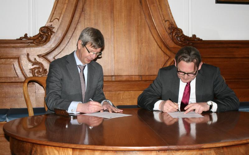 Foto van Nationale ombudsman, Reinier van Zutphen en de Zeeuwse ombudsman, Gertjan van der Brugge