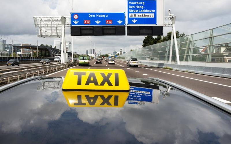 taxi rijdt over de snelweg