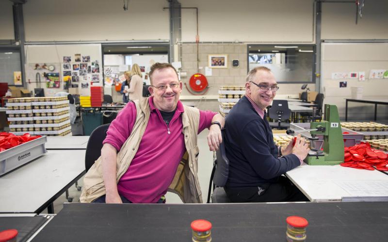 twee mannen op een beschutwerkplek