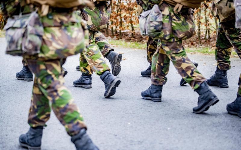 Een groep militairen lopend in een rij