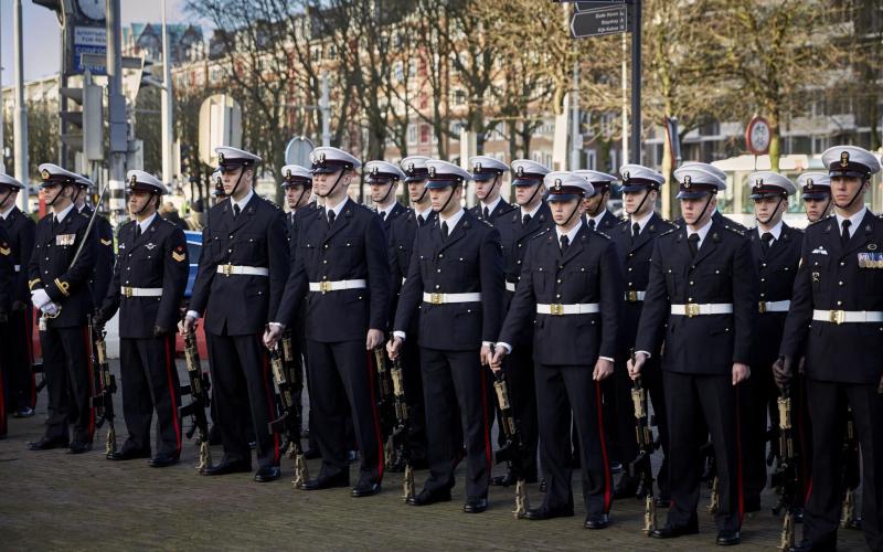 Foto van Korps Mariniers, in uniform naast elkaar opgesteld