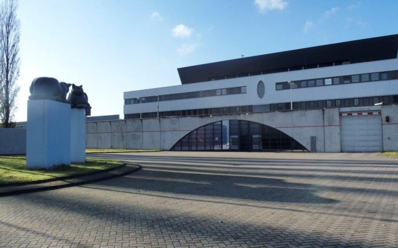 Foto van het gebouw van de Penitentiaire Inrichting in Lelystad