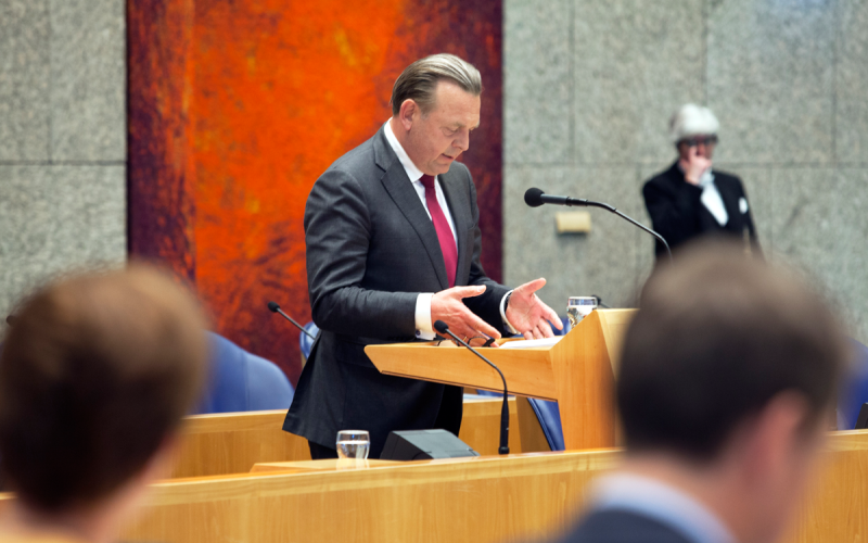 Reinier van Zutphen biedt jaarverslag 2015 aan in de Tweede Kamer 