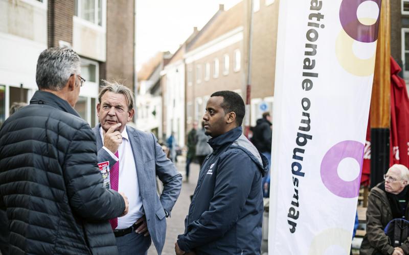 Reinier van Zutphen op straat in gesprek met een man