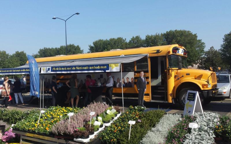 Foto van de gele Amerikaanse schoolbus van de Nationale ombudsman