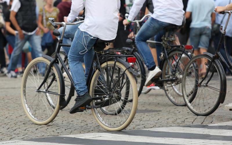 Fietsende mensen op een drukke plek