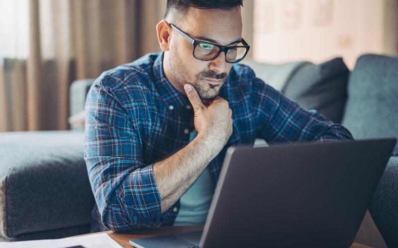 Man kijkt zorgelijk op laptop