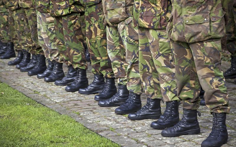 soldaten staan naast elkaar opgesteld. Alleen de benen zijn zichtbaar 